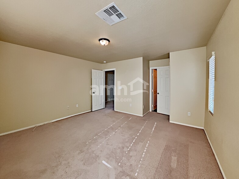 Building Photo - 10819 Hawthorne Berry St