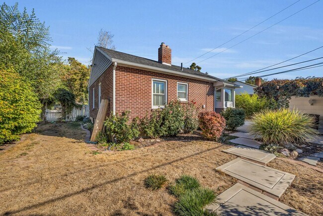 Building Photo - Stunning Single Family Home In Excellent L...
