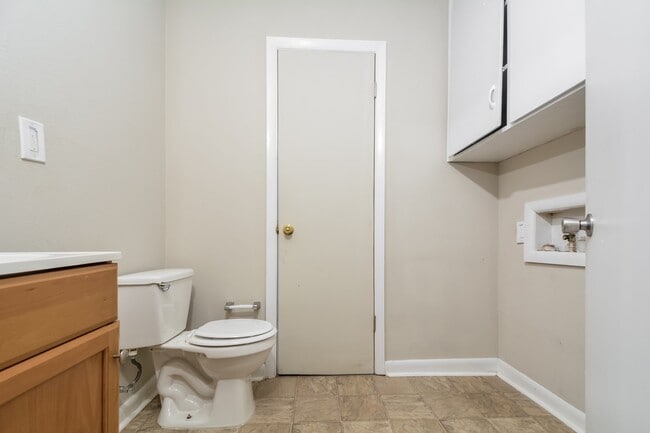 Building Photo - 4046 Village Dr
