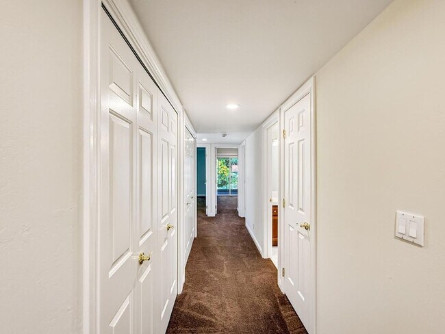 Building Photo - 285 Casitas Bulevar