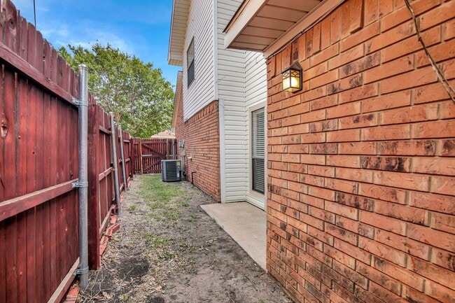 Building Photo - Premium Location at a Perfect Price.