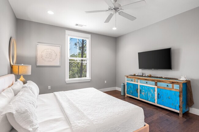 Building Photo - 4923 E County Hwy 30A