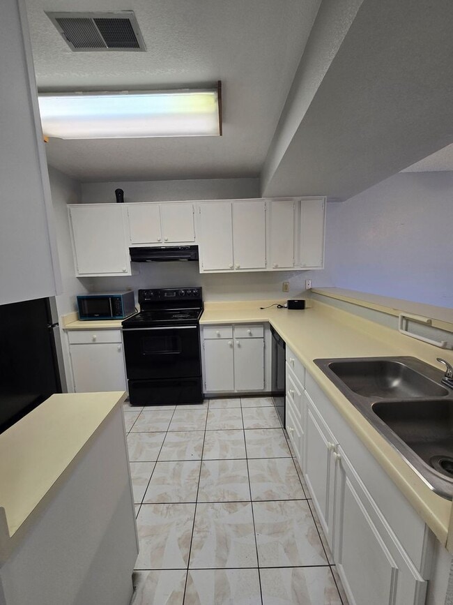Building Photo - A Fabulous 2 Bed, 2 Bath, 1 Car Attached G...