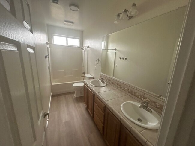 Building Photo - 4 Bedroom 2 Bathroom in SE Visalia with Po...
