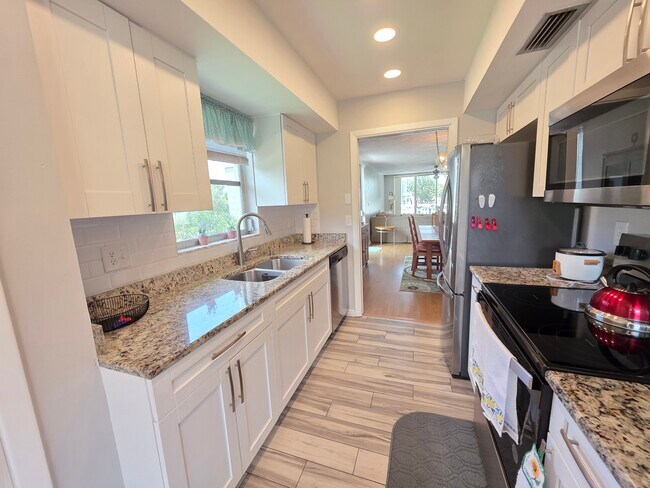 Building Photo - 1012 Pearce Dr