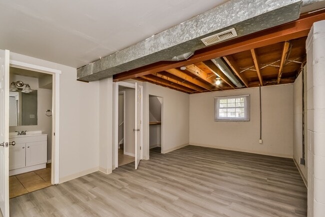 Building Photo - 1031 Stratford Pl