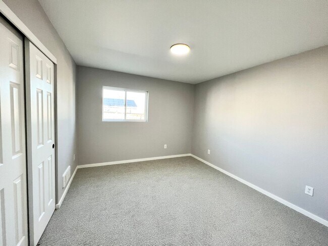 Building Photo - 810 E White Birch Ave