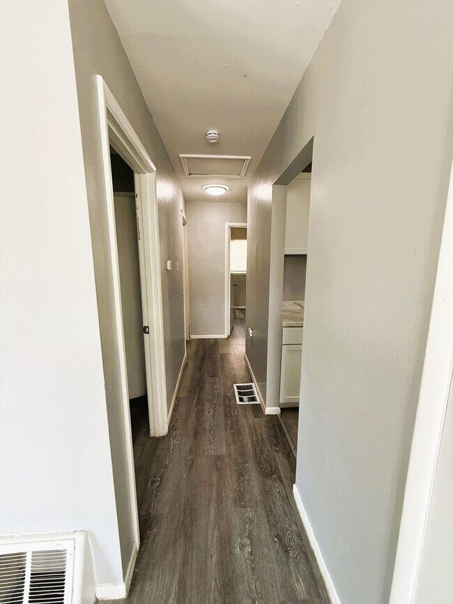 Building Photo - 323 Shepley Dr