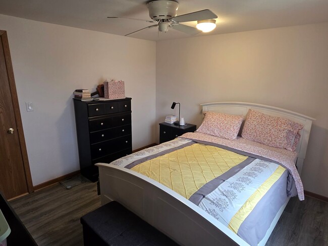 Building Photo - Updated 3 bedroom Kenosha home