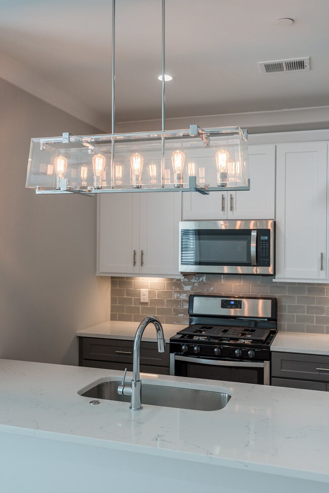 Building Photo - 6 Sanctuary Ct