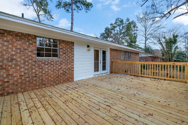 Building Photo - Freshly Remodeled 4 Bedroom 2 Bathroom Single Family Home.