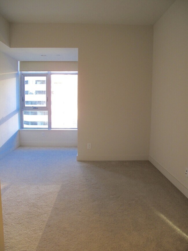 Building Photo - Exquisite 2 Bed/2 Bath Downtown Condo at I...