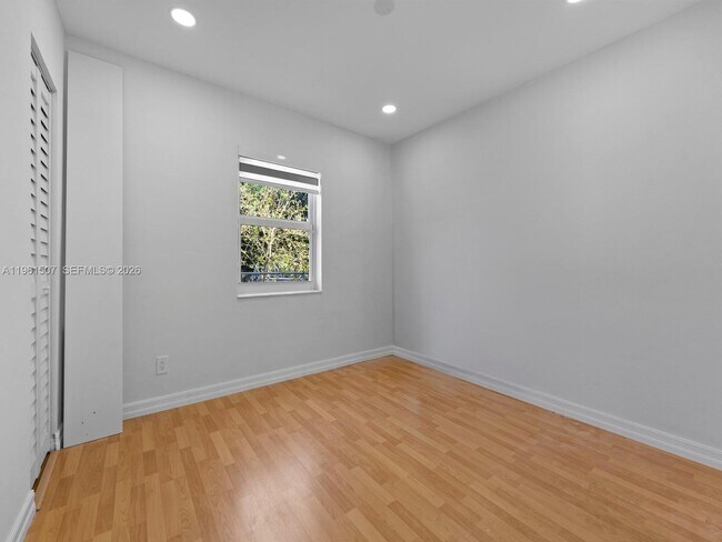 Building Photo - 104 E 58th St