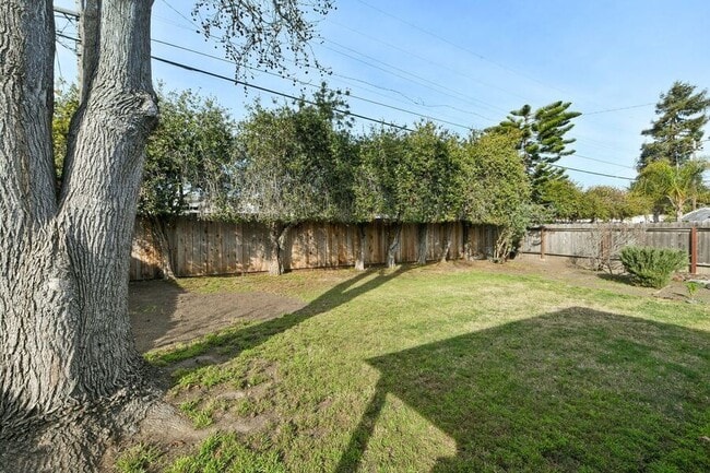 Building Photo - 4625 Sloan St