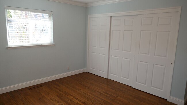 Building Photo - UPDATED THREE BED / TWO BATH MARINWOOD HOM...