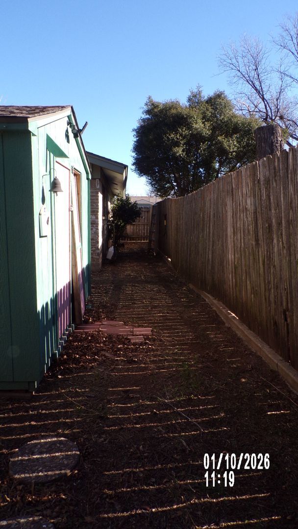 Building Photo - Fantasic Country Club West Home  1/2 OFF FIRST FULL MONTH'S RENT