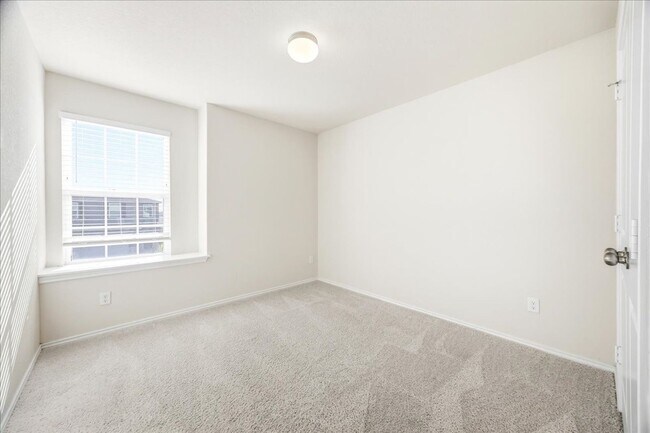 Building Photo - Light-Filled Home in Amenity-Rich Community with Pool & Park!