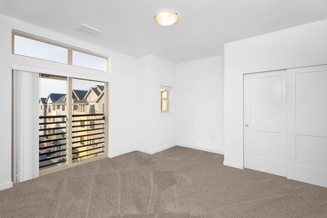 Building Photo - Bellevue spacious townhome living - 2 car garage