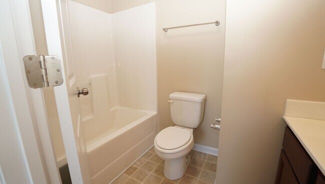 Building Photo - Two Bedroom Two and half Bathrooms Townhome!