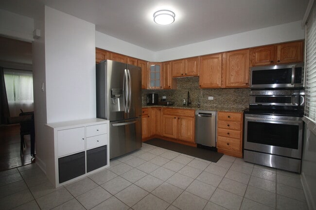 Building Photo - 1624 Greenwood Rd