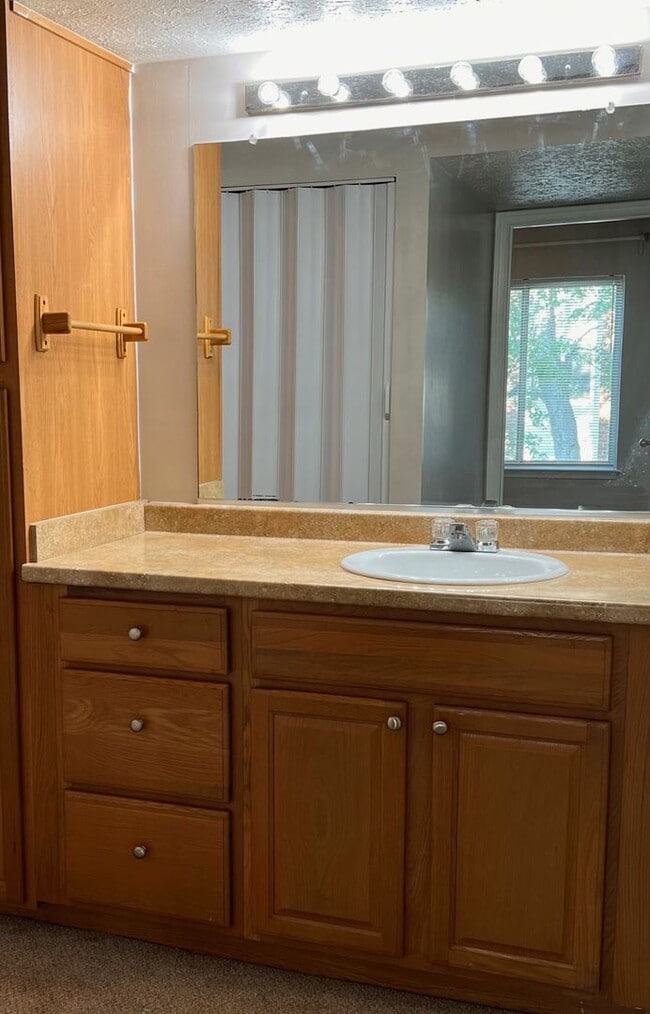 Building Photo - 1 Bedroom Apartment in Hampton Club – Move...