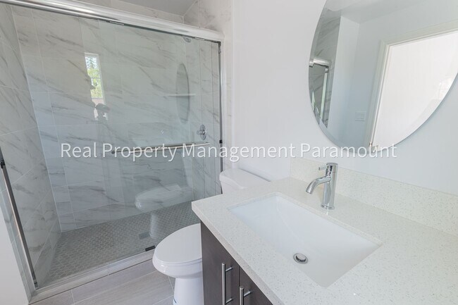 Building Photo - Pool and high ceilings, fully refurbished.