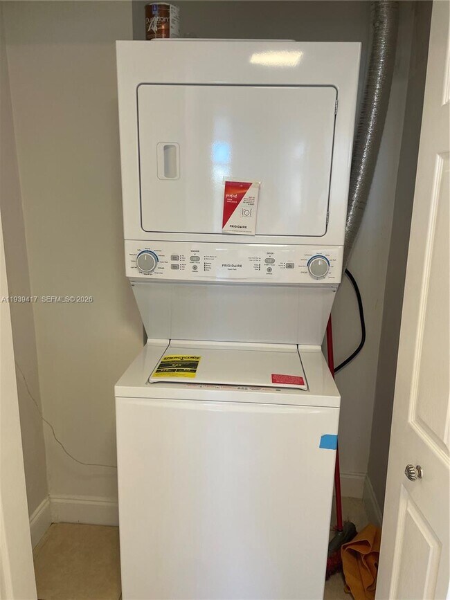 Building Photo - 2030 Douglas Rd