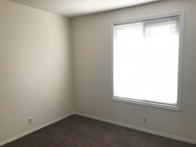 Building Photo - Adorable 3 Bed 2 Bath Ranch Style Home on ...