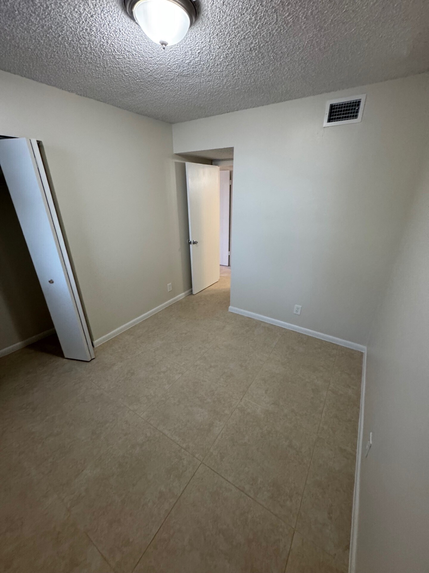 Building Photo - 211 Lake Pointe Dr