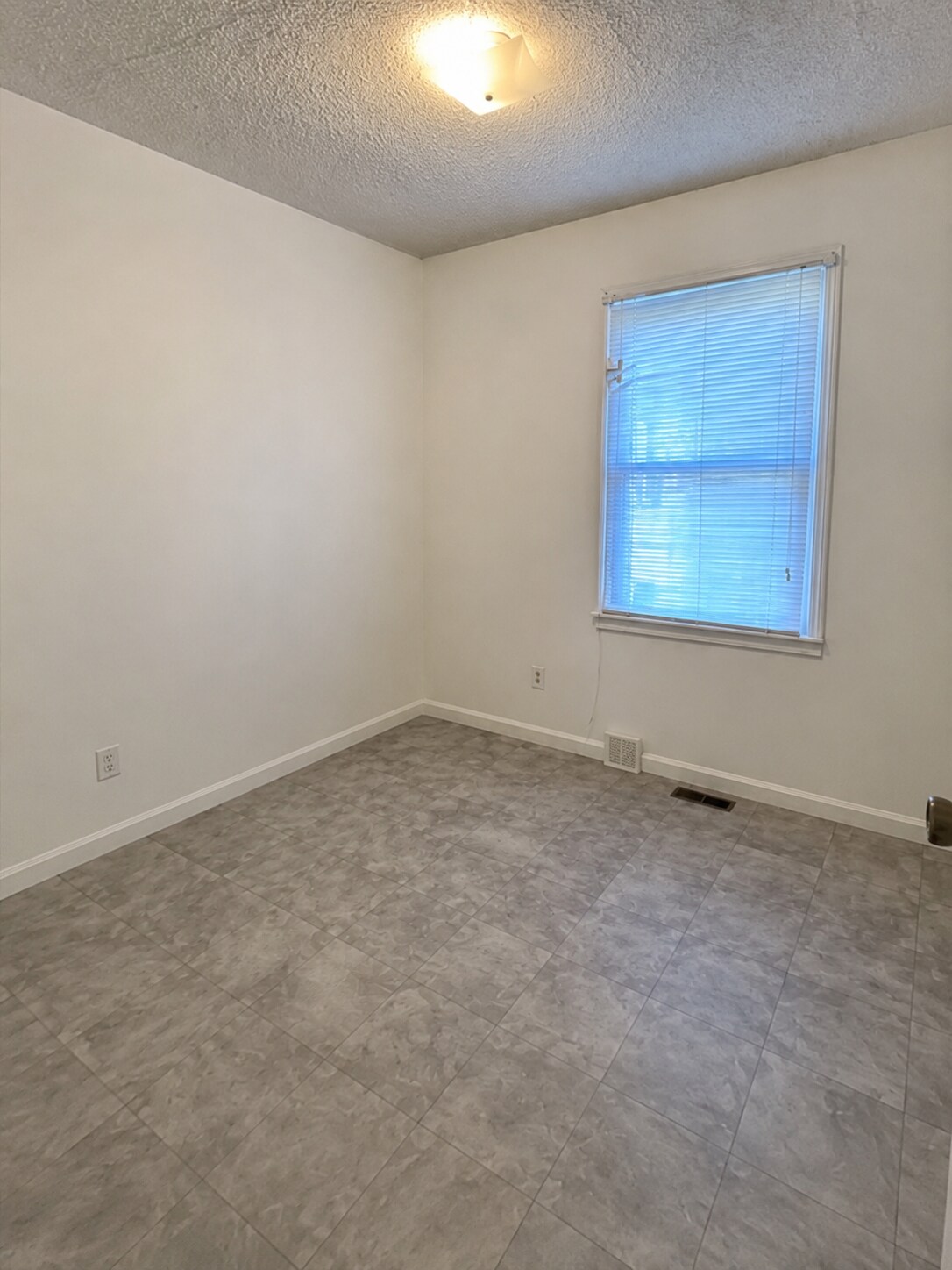 Den/Bedroom - 1006 Tuscaloosa St
