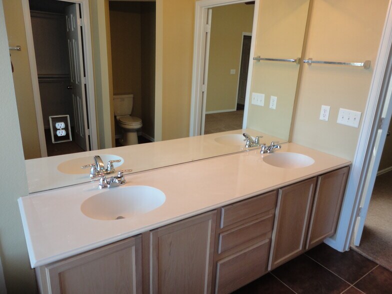Building Photo - 2525 Carolina Dr