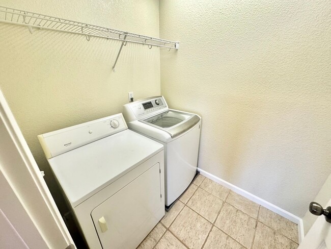 Building Photo - Lovely 2 Story Home In East Woodland In Great Location