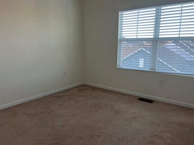 Building Photo - 425 Rhamkatte Rd