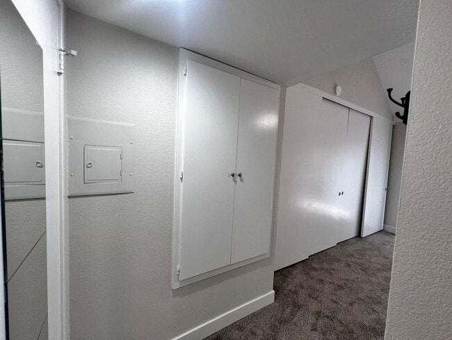 Building Photo - Updated 2-Bedroom Townhome in Novato