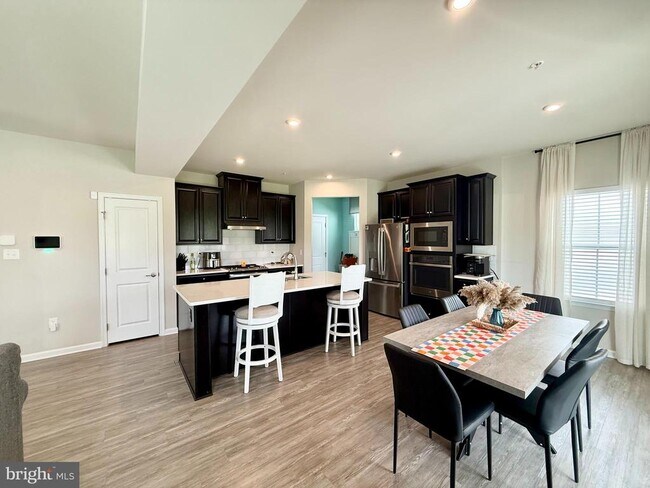 Building Photo - 9374 Mulligan Way