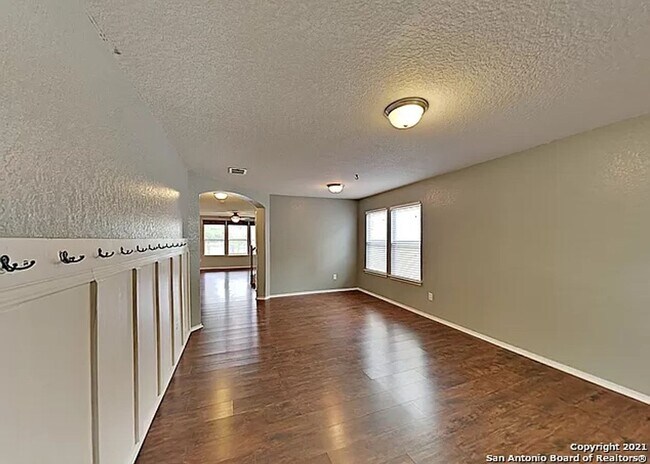 Building Photo - OPEN FLOOR PLAN  |  2 LIVING AREAS  |  4 B...