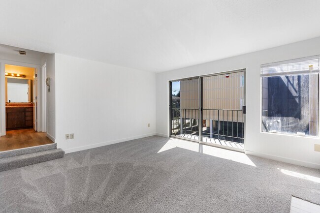 Building Photo - Spacious 1 Bedroom Apartment w/ Parking in...