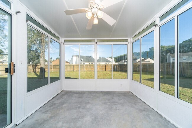Building Photo - Beautiful 3 bed/ 2.5 bath home in Deep Creek