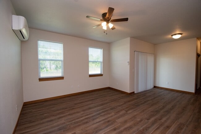 Building Photo - Wonderful 2BD Duplex in Great Washougal Lo...