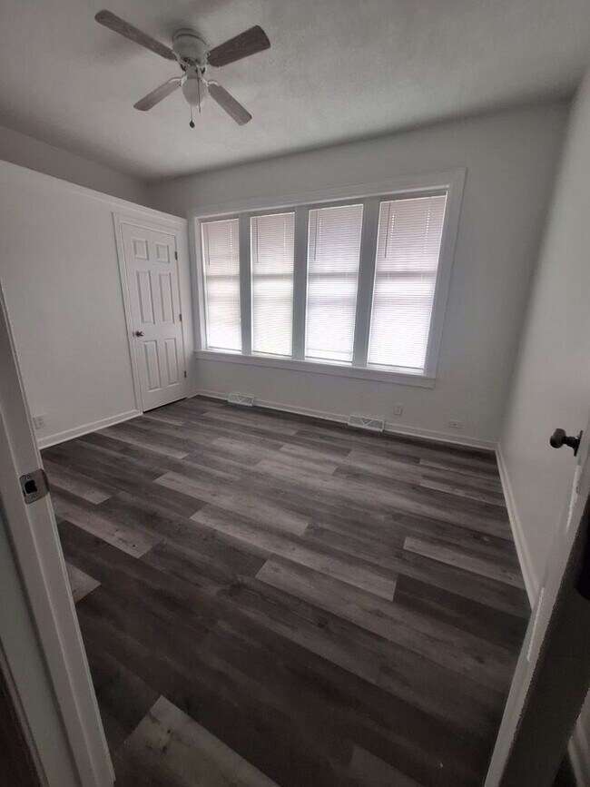 Building Photo - 320 W 16th St