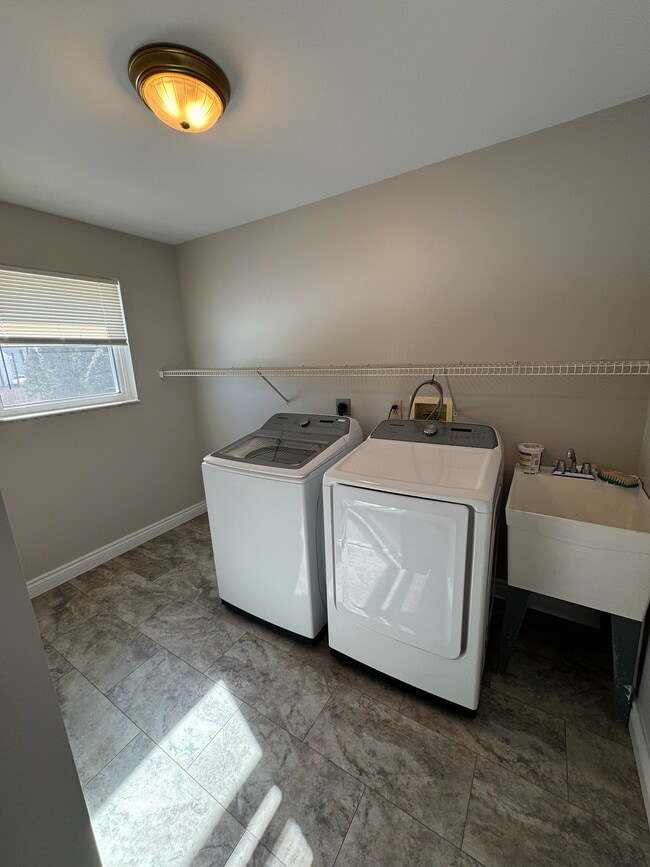 Building Photo - 8811 Woodridge Dr