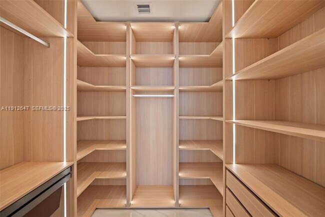 Building Photo - 700 NE 24th St