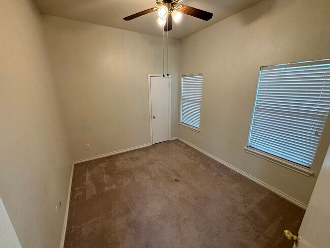 Building Photo - 3003 Lake Ridge Dr