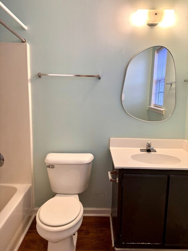 Building Photo - Adorable 2BR/2 Bath Duplex!