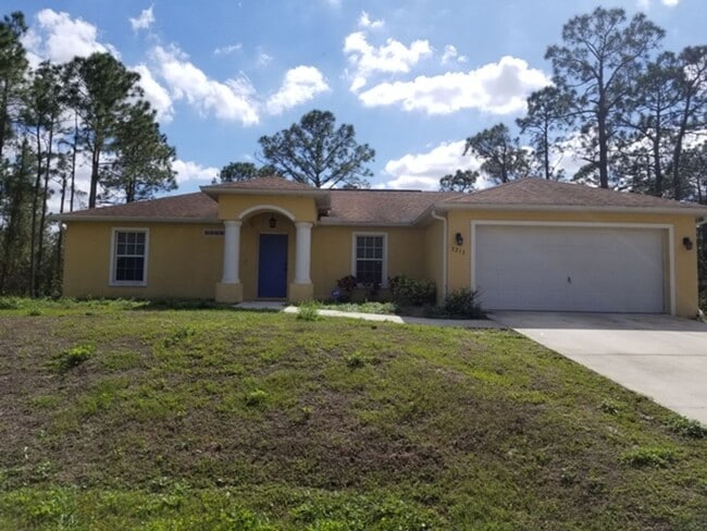Building Photo - Beautiful Home Off of Sunshine Blvd Lehigh...
