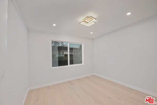 Building Photo - 645 Walther Way