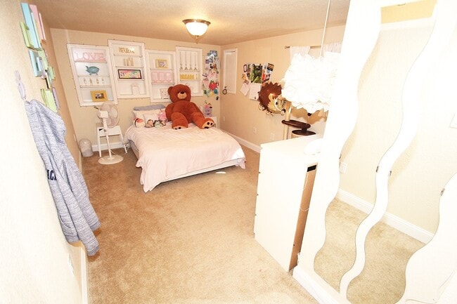 Building Photo - NICELY MAINTAINED 4 BED QUEENE ANNE HOME FOR RENT W GARAGE!
