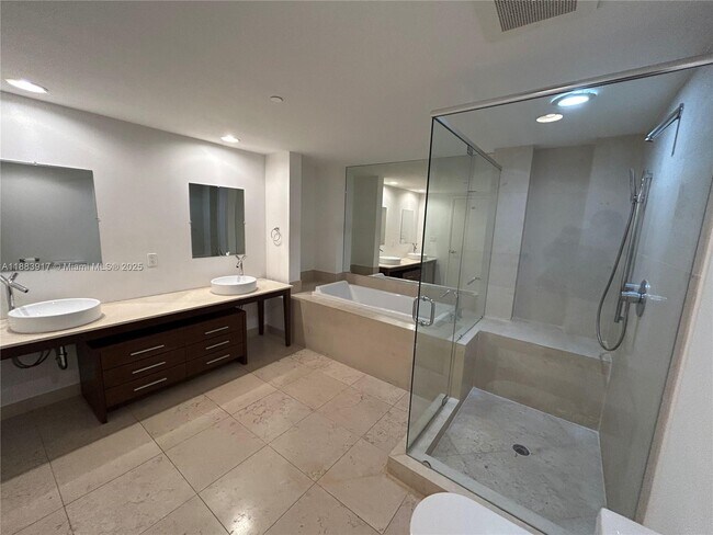 Building Photo - 495 Brickell Ave