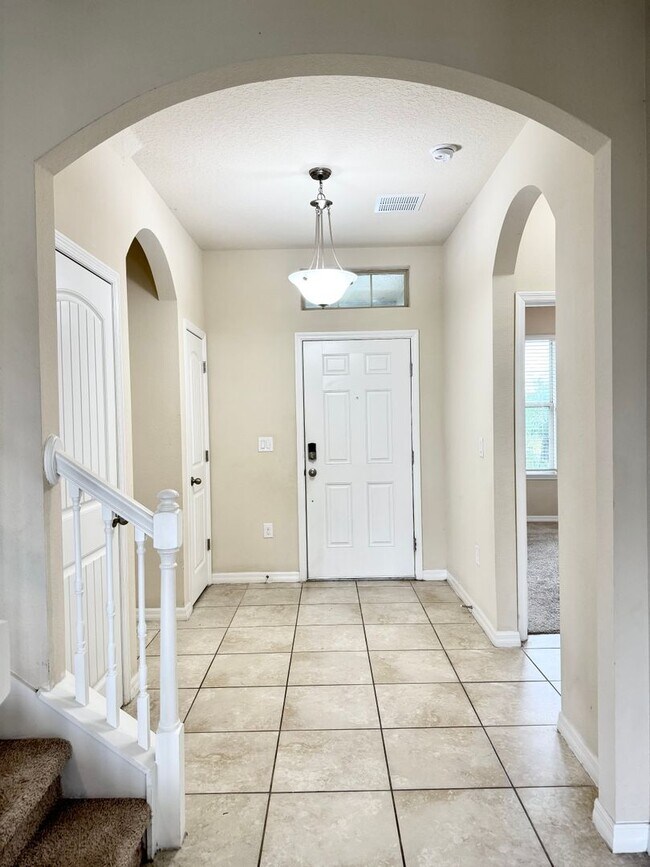 Building Photo - Large 4/3.5 Home located in Waterleigh! Do...