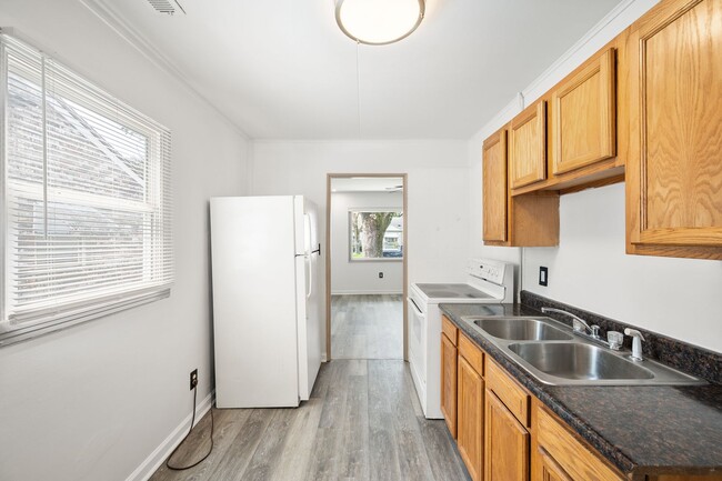 Building Photo - The coziest 2 bedroom and 1 bathroom!